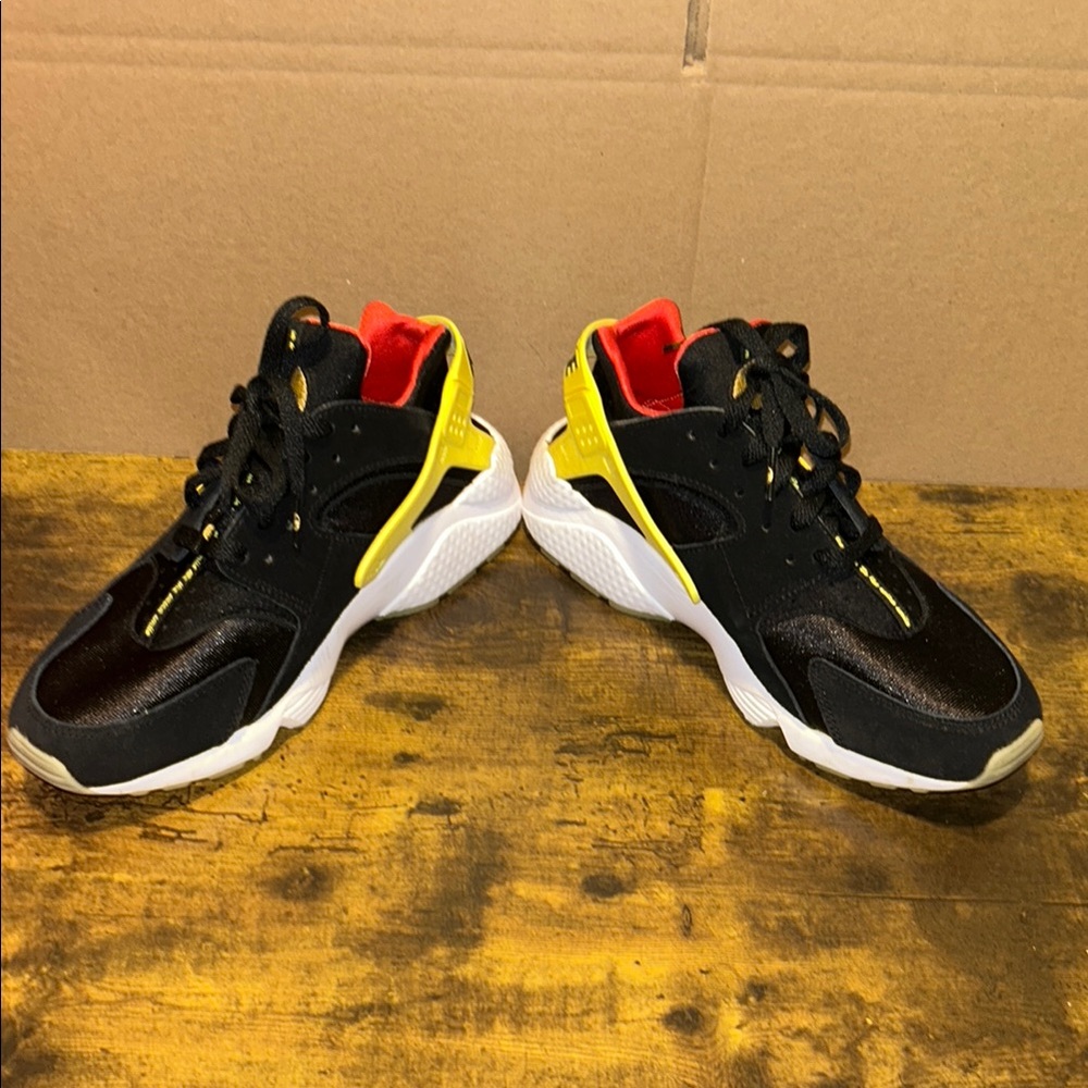Nike AIR HUARACHE (WOMEN 10 MEN 8.5)
